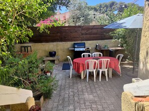 Outdoor dining - In a quiet area but close to the beaches and downtown (La Ciotat)