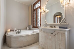 Sèche-cheveux, serviettes fournies, savon, shampoing