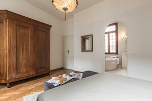 3 slaapkamers, een bureau, een strijkplank/strijkijzer, reisbedje
