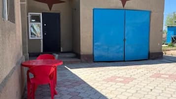 Kamer, 1 twee- of 2 eenpersoonsbedden, uitzicht op tuin | Buiten dineren