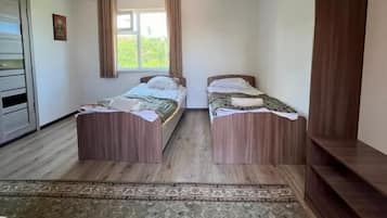 Kamer, 1 twee- of 2 eenpersoonsbedden, uitzicht op tuin | Gratis wifi