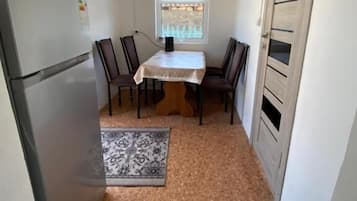 Habitació quàdruple, vistes al pati | Servei de restauració