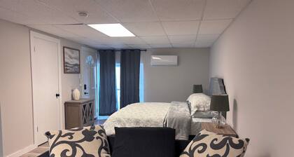 1/1 Cozy upstairs studio apartment -pet friendly