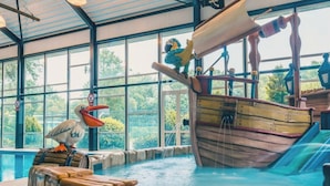 Una zona de piscina con un bote de madera y una estatua de loro.