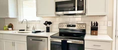 Réfrigérateur, four à micro-ondes, un four, surface de cuisson