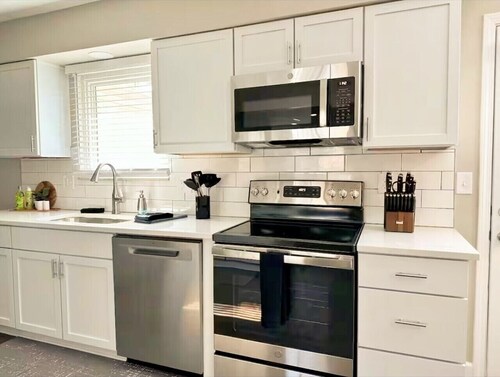 4BD 2BA Ranch on Catherine Westfield Fenced Yard