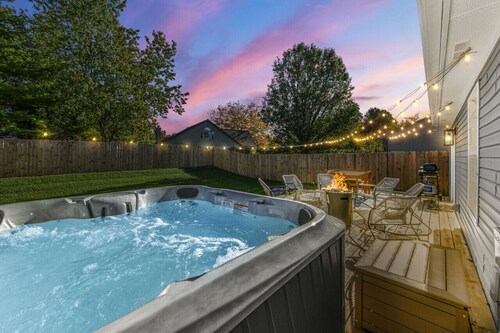 Near Grand Park | Hot Tub | Fenced Yard | King+2Q