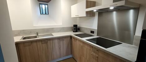 Kühlschrank, Mikrowelle, Ofen, Herdplatte