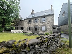 Exterior - Holiday Home “Gîte 9 Personnes Puy Mary” with Mountain View, Private Terrace & Garden (Le Claux)