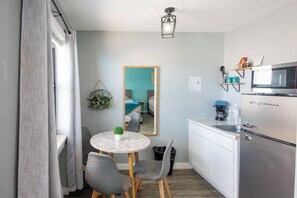 Kühlschrank, Mikrowelle, Wasserkocher mit Kaffee-/Teezubehör