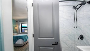 Un bagno con doccia, un water e una vasca.