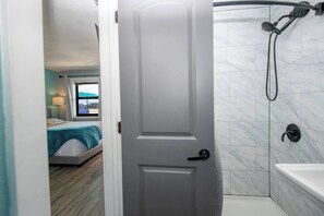 Ein Badezimmer mit Dusche, Toilette und Badewanne.