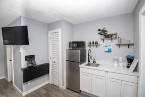 Wasserkocher mit Kaffee-/Teezubehör, Kühlschrank, Mikrowelle