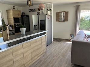 Private kitchen - HOUSE IN THE MEYRAN NEIGHBORHOOD NEAR LA HUME (Gujan-Mestras)