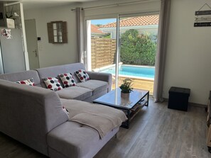 Living area - Vrbo Property (Gujan-Mestras)
