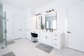 Hair dryer, towels, soap, toilet paper - Artist Residency, Gallery Space & Event Space (Mesa)