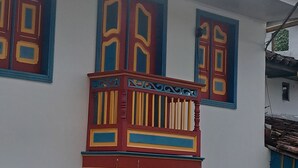 Um edifício com várias janelas e uma varanda.
