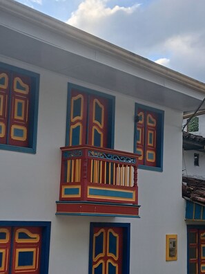 Rakennus, jossa on useita ikkunoita ja parveke.