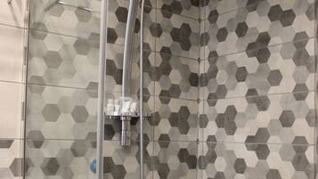 Habitación Confort doble | Baño | Ducha, secador de pelo, toallas y jabón