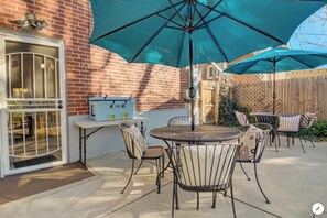 Outdoor dining - NEW! Vibe City Retreat: Luxe Hot Tub, Backyard Games, & Prime Vibe Sleeps 20! (Denver)