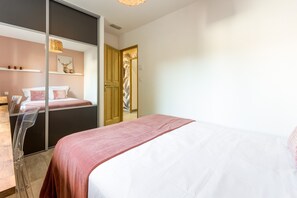 A hotel room with a bed, a desk, and a wardrobe. - 3-Star Holiday Home – 600 m from the Center of Saint-Rémy-de-Provence (Saint-Rémy-de-Provence)