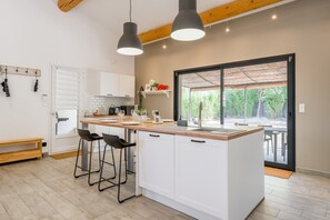 Wasserkocher mit Kaffee-/Teezubehör, Kühlschrank, Mikrowelle, Ofen