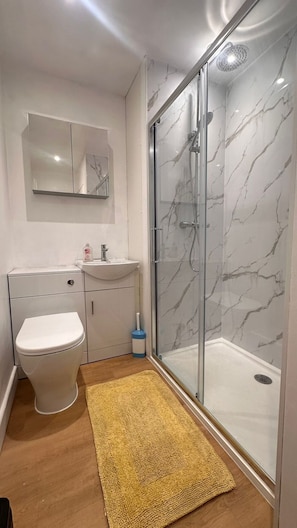 Dusche, Haartrockner, Handtücher, Toilettenpapier