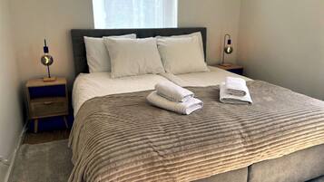 1 Schlafzimmer, Schreibtisch, Bügeleisen/Bügelbrett, Reisekinderbett