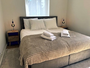 1 Schlafzimmer, Schreibtisch, Bügeleisen/Bügelbrett, Reisekinderbett
