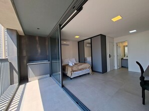 Escritorio, cortinas blackout y tabla de planchar con plancha 