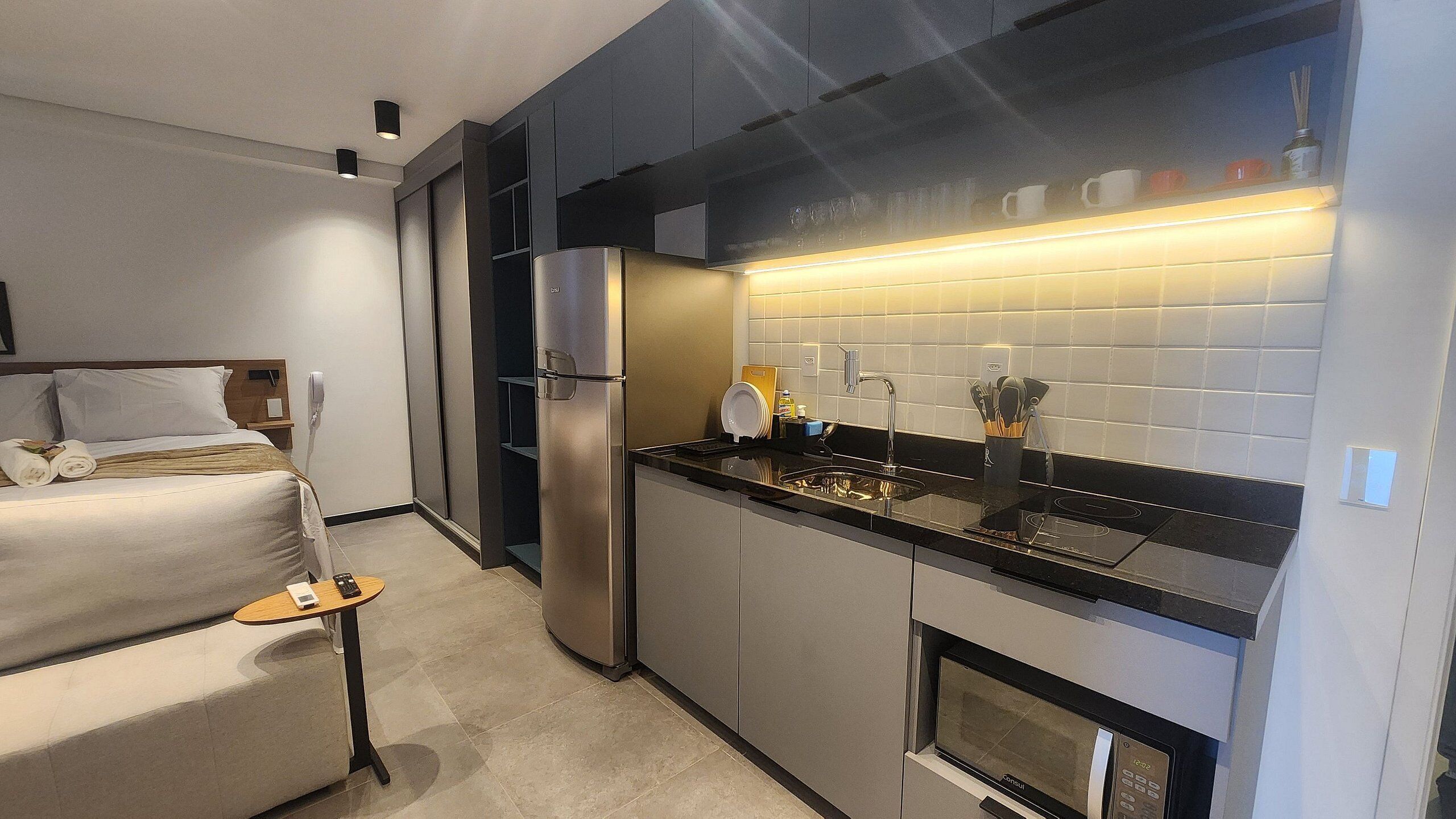 Basic Studio | Private kitchen | Fridge, microwave, stovetop, cookware/dishes/utensils