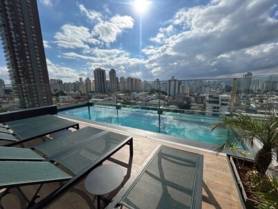 Estúdio com piscina e academia no rooftop