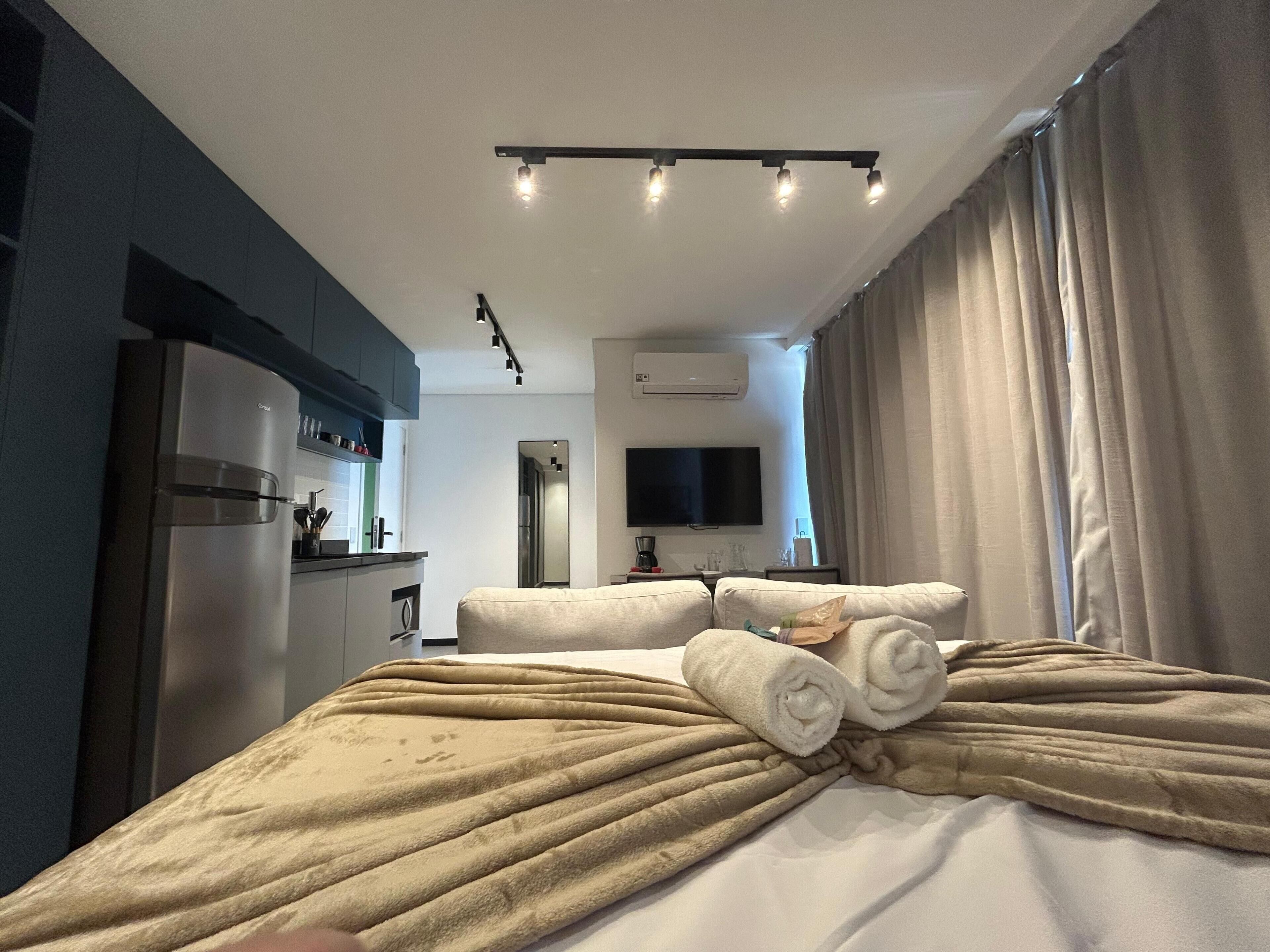 Studio, beranda, pemandangan kota | Tirai kedap cahaya, setrika/meja setrika, dan Wi-Fi gratis