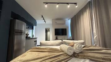 Studio, beranda, pemandangan kota | Tirai kedap cahaya, setrika/meja setrika, dan Wi-Fi gratis