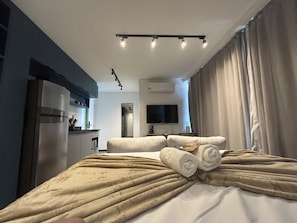 Studio, lanai, quang cảnh thành phố | Màn/rèm cản sáng, bàn ủi/dụng cụ ủi quần áo 