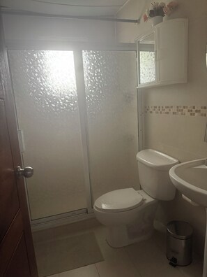 Serviettes fournies, savon, papier toilette