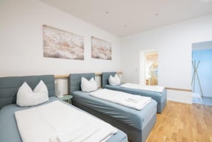 2 Schlafzimmer, Schreibtisch, Bügeleisen/Bügelbrett, Reisekinderbett