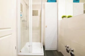Haartrockner, Handtücher, Seife, Shampoo