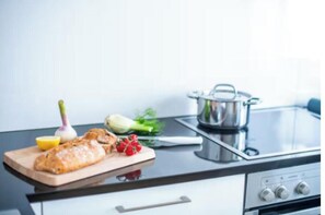 Coffee/tea maker, fridge, microwave, oven - Stylish Two-Storey Apartment with Terrace in the Heart of Berlin-Mitte (Berlin)