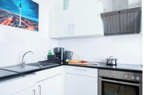 Coffee/tea maker, fridge, microwave, oven - Stylish Two-Storey Apartment with Terrace in the Heart of Berlin-Mitte (Berlin)