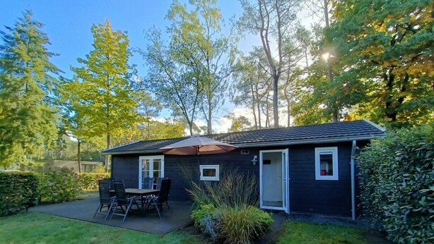 Una casa pequeña con un patio, una puerta y una ventana.