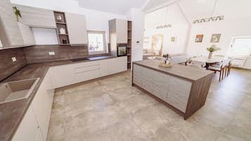 Traditional House, Garden View | Private kitchen
