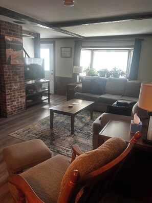 Smart TV, fireplace, books - Serene family-friendly 3-bedroom house with lake access in charming Sanbornton (Sanbornton)