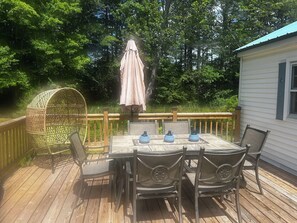 Outdoor dining - Serene family-friendly 3-bedroom house with lake access in charming Sanbornton (Sanbornton)