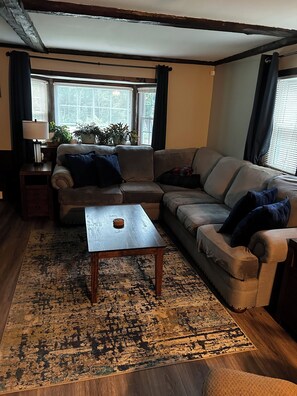Smart TV, fireplace, books - Serene family-friendly 3-bedroom house with lake access in charming Sanbornton (Sanbornton)