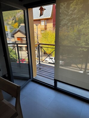 Une pièce dotée d’une porte-fenêtre coulissante donnant sur un balcon extérieur.