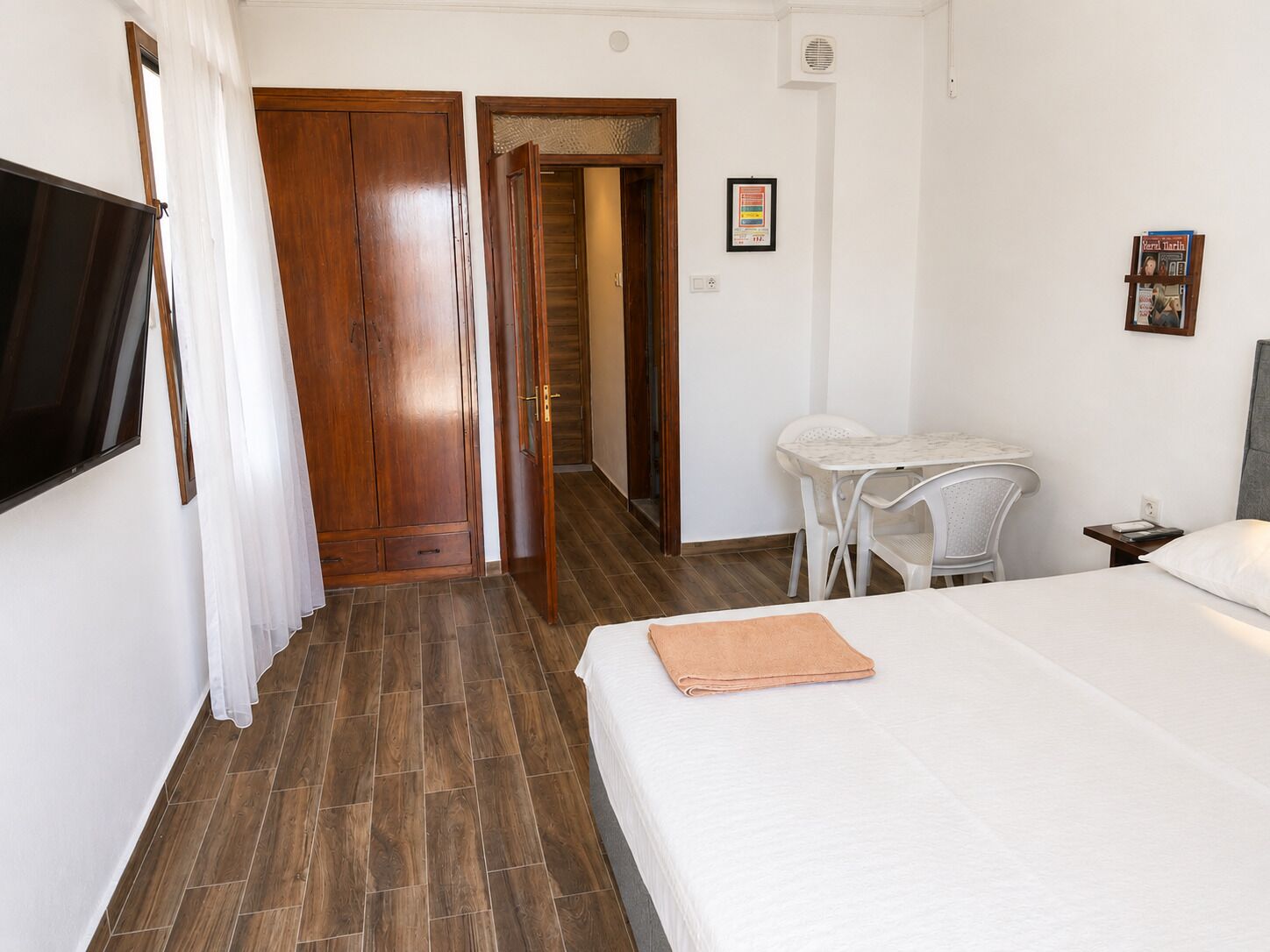 Doppia Economy, balcone, vista mare parziale | Una scrivania