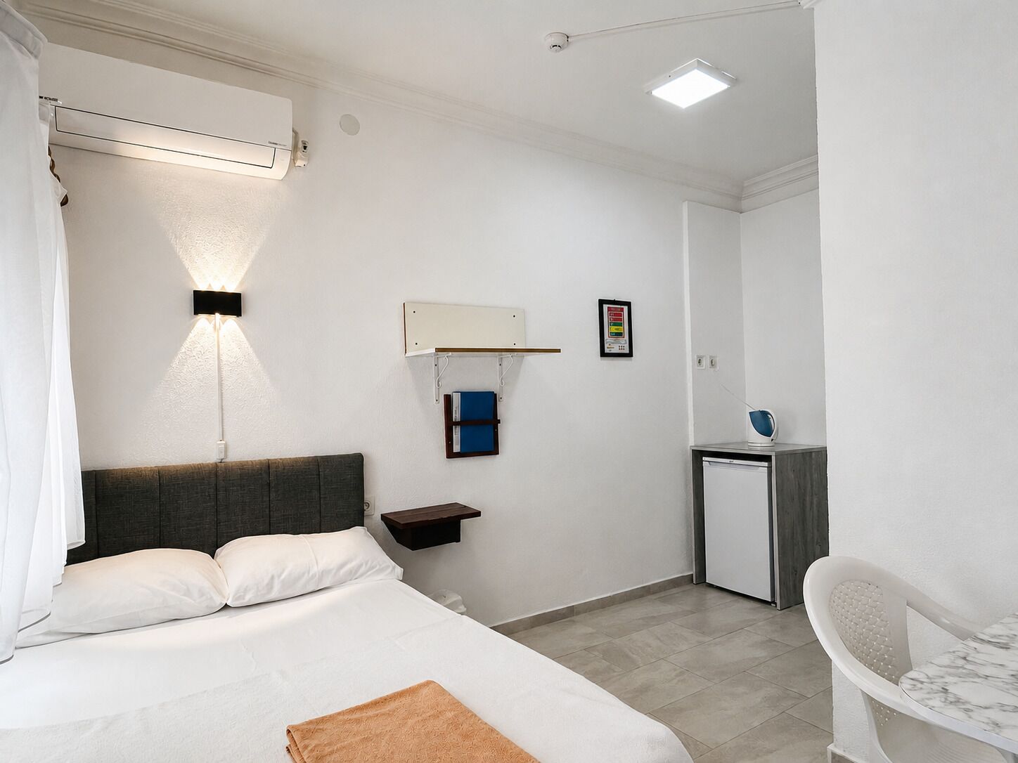 Doppia Standard, 1 letto a una piazza e mezza | Una scrivania