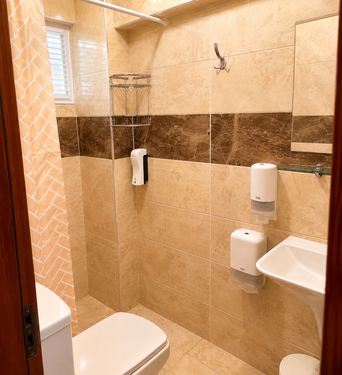 Doppia Economy, balcone, vista mare parziale | Bagno | Doccia, asciugamani, sapone, shampoo