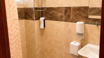 Doppia Economy, balcone, vista mare parziale | Bagno | Doccia, asciugamani, sapone, shampoo